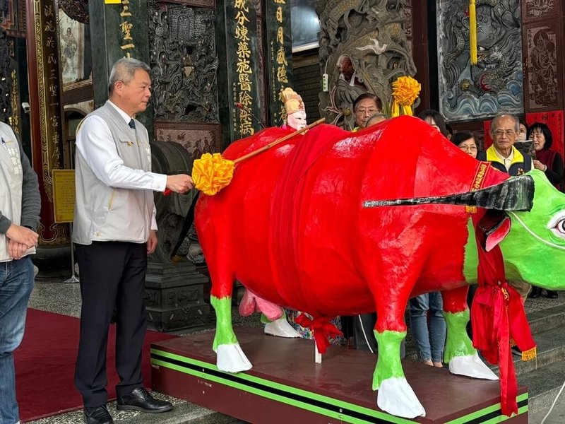 嘉義市大天宮12日舉行「祭芒神、鞭春牛勸勤儀式」，由嘉義市副市長林瑞彥（左）遵行古禮主行鞭春牛勸勤，各界貴賓齊聚一堂，共同見證。（嘉義市政府提供）中央社記者黃國芳傳真  114年2月12日