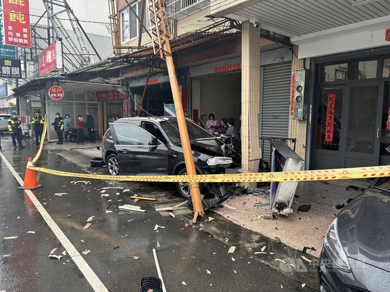 李姓女子12日駕駛轎車載2名孩童行經台中市北屯區昌平路2段時，疑因閃避不及，與楊姓男子駕駛的轎車發生碰撞，李女車輛還撞及民宅及路旁車輛，李女等3人受傷送醫。（翻攝照片）中央社記者蘇木春傳真  114年2月12日