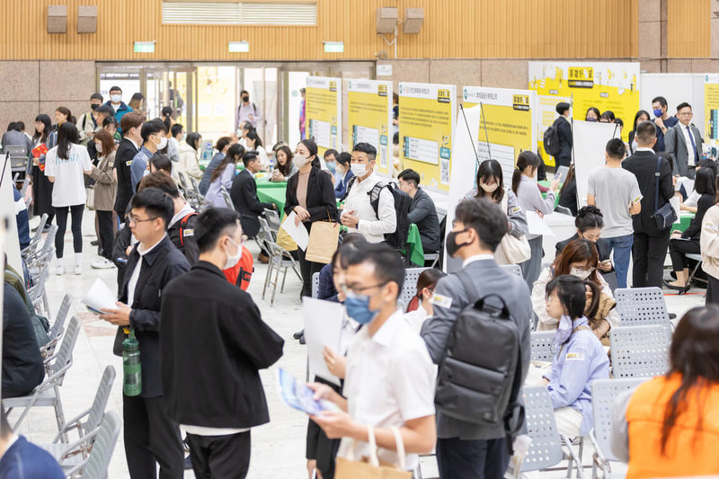 高雄市青年局3月5日推出以「新媒體」為主軸的「職」求對決人才就業媒合會，包括iPASS一卡通、台鋼雄鷹、夢時代、HTC、霹靂布袋戲、五福旅行社、承億酒店等24家企業都將設攤徵才，約有百餘職缺。（高雄市青年局提供）中央社記者林巧璉傳真  114年2月12日