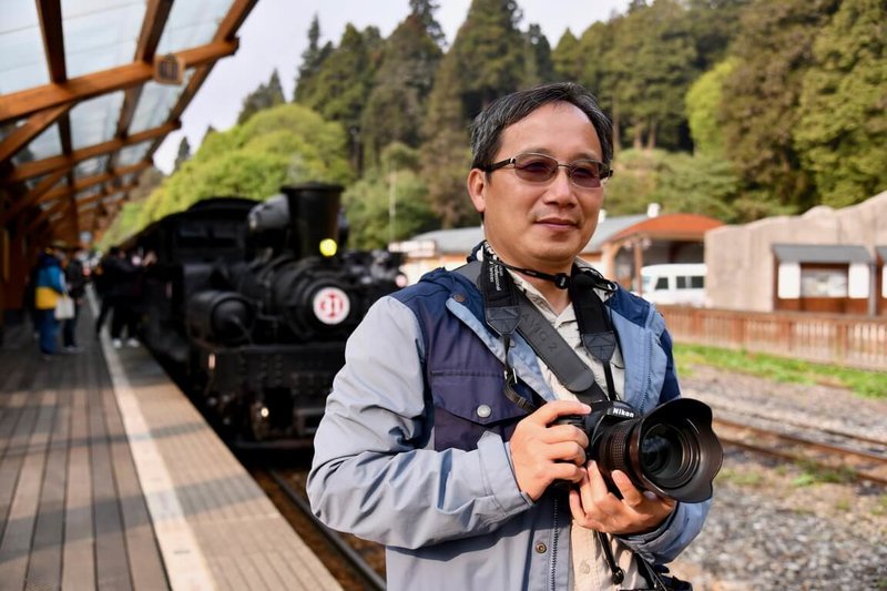 阿里山攝影達人黃源明（圖）透過攝影推廣阿里山美景，協助遊客導覽解說，獲交通部觀光署114年度台灣觀光之友肯定。（阿里山國家風景區管理處提供）中央社記者蔡智明傳真 114年2月12日