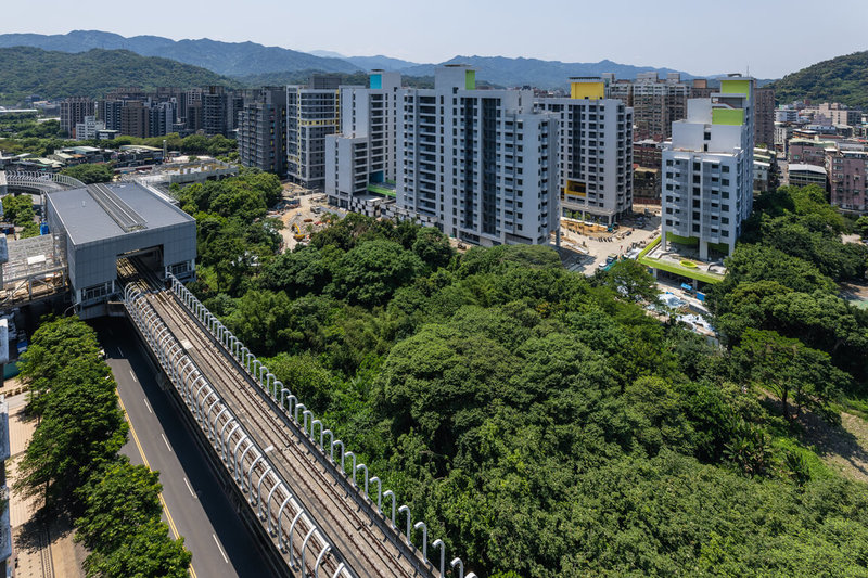 新北市三峽區長施玉祥12日表示，三峽國光二期青年社會住宅共921戶，包含一房型486戶、二房型280戶及三房型155戶，預計3月完工。圖為大樓建設模擬示意圖。（新北市城鄉發展局提供）中央社記者趙敏雅傳真 114年2月12日