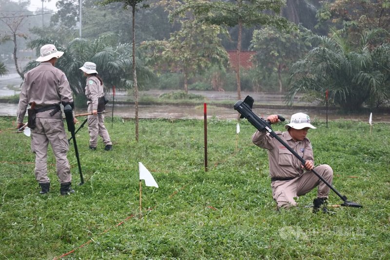 美國凍結對外援助後，越南廣平省轄內由美國資助的排除戰後遺留地雷及未爆彈計畫已暫停。圖為國際非政府組織RENEW Vietnam於2020年12月7日在越南廣治省示範探測、排雷工作。中央社記者陳家倫河內攝  114年2月12日