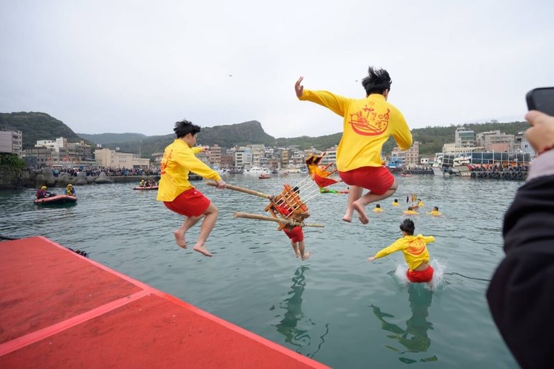 新北市「2025野柳神明淨港文化祭」12日在萬里野柳保安宮前熱鬧舉行，參與信徒抬著神轎跳入港中，延續全台唯一「水裡去、火裡來」的傳統文化。（萬里區公所提供）中央社記者王鴻國傳真 114年2月12日