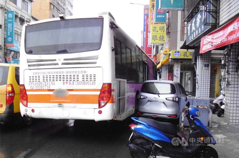 一輛台中客運公車12日行經台中市東區台中路時，疑為閃避機車與停在路邊的自小客車碰撞，自小客車又擠壓到路旁配電箱，導致配電箱竄出火花，所幸事故無人受傷。（翻攝照片）中央社記者蘇木春傳真  114年2月12日