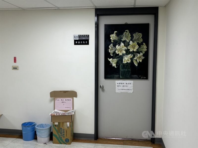 民進黨台北市議員陳怡君疑涉詐領助理費,檢調12日分別到陳怡君服務處和議會辦公室搜索。中央社記者陳昱婷攝 114年2月12日