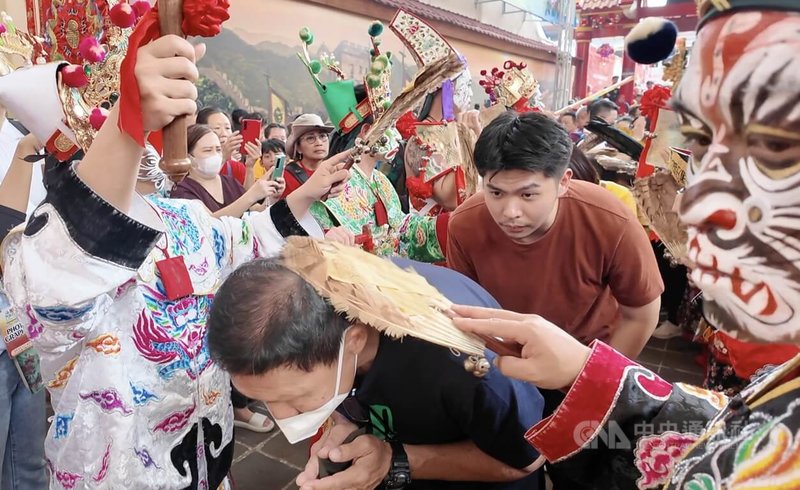 台南市安平開台天后宮和西來庵12日參加茂物元宵慶典，排隊「稜轎底」的印尼信徒大排長龍。中央社記者李宗憲茂物攝  114年2月12日