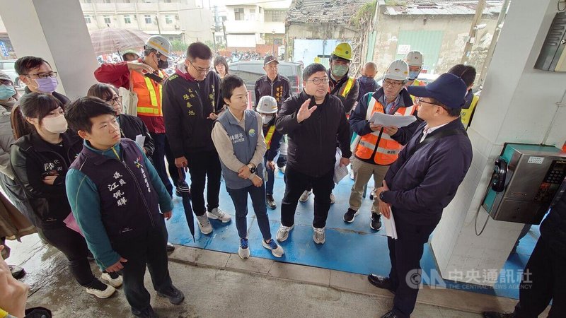 民進黨立委蔡易餘（前左3）12日邀集台鐵公司、鐵道局及水上鄉公所等相關人員前往水上車站，討論短期交通改善配套措施的系統優化，以及列車時刻等候調整進度，盼解決中興路車輛停等平交道交通回堵問題。中央社記者蔡智明攝  114年2月12日