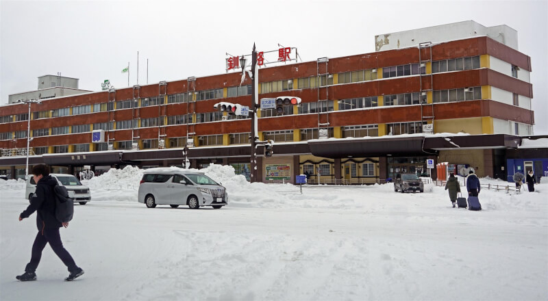 圖為北海道本月初釧路車站前積雪。（共同社）