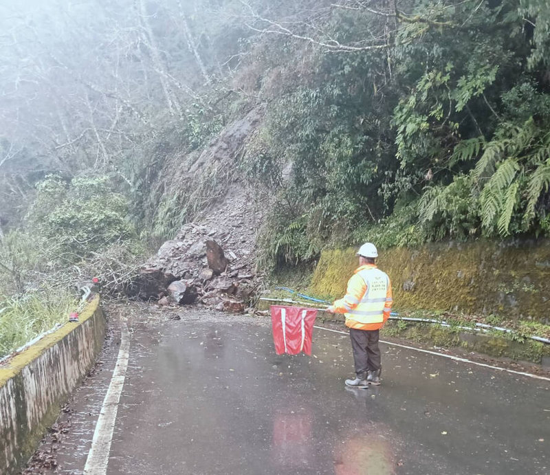 台東縣海端鄉南橫公路栗園路段12日發生邊坡落石，雙向道路阻斷無法通行，公路局預計中午搶通。（公路局提供）中央社記者盧太城台東傳真  114年2月12日