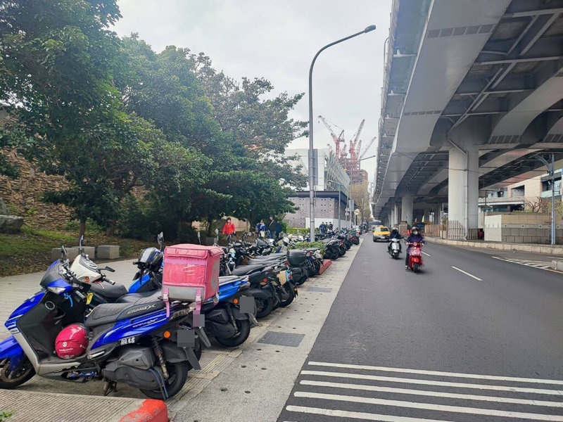 台北市交通局宣布，3月3日起調整台北車站周邊約400格機車格收費方式，從計次改為計時，當次收費上限50元。（台北市交通局提供）中央社記者陳昱婷傳真  114年2月13日