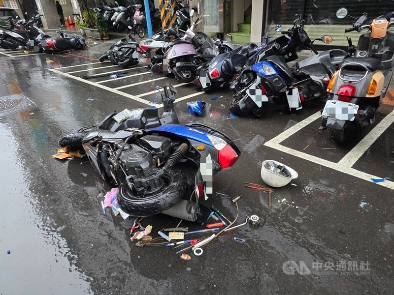 新北市三重三和路13日發生49歲吳姓男子疑似精神恍惚逆向行駛撞及多部機車後肇逃，隨後追撞他車遭警方逮捕送辦。（翻攝照片）中央社記者王鴻國傳真 114年2月13日