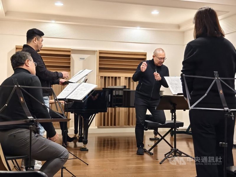 「柴可夫斯基『尤金．奧涅金』歌劇音樂會」21日將在高雄衛武營國家藝術文化中心音樂廳登場，由衛武營藝術總監簡文彬（右2）指揮高雄市交響樂團演出。中央社記者趙靜瑜攝  114年2月13日