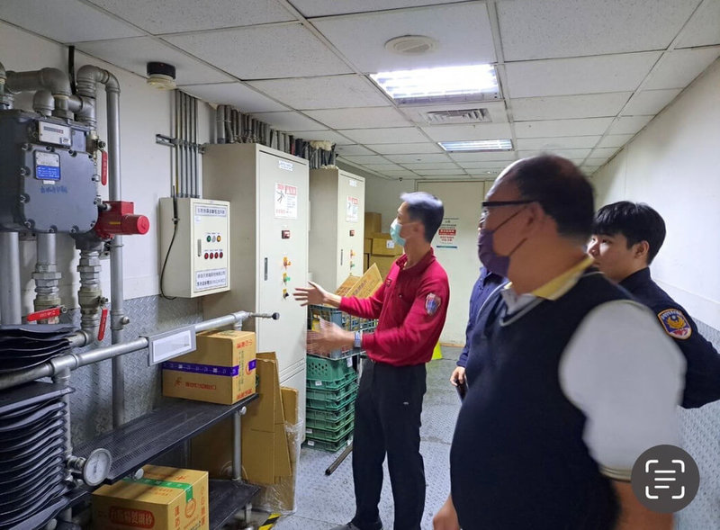 新光三越台中中港店13日發生氣爆意外。台南市長黃偉哲指示，台南市轄大型百貨、商場及量販店等，未經申請不得裝修施工。圖為台南市消防局臨時安檢6家百貨。（台南市消防局提供）中央社記者張榮祥台南傳真 114年2月13日