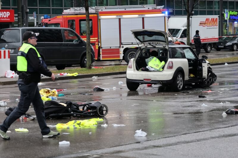 德國慕尼黑13日發生汽車衝撞群眾事件，造成20人受傷。圖為慕尼黑警方步向肇事車輛。（路透社）