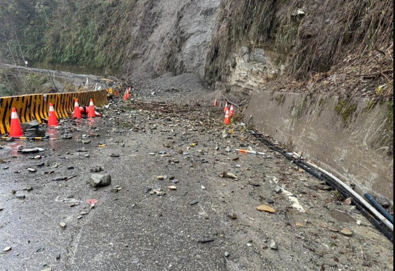 南橫公路台東縣向陽至利稻路段12日下午預警性封閉，公路局13日表示，栗園路段又發生邊坡落石造成雙向道路阻斷，預計中午12時搶通開放通行。（公路局提供）中央社記者盧太城台東傳真  114年2月13日