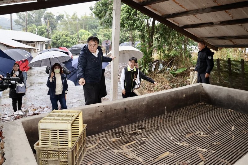 台南市長黃偉哲（前中）13日視察東山區林安里災情指出，東山區約2成龍眼烘焙窯受損，復建工作刻不容緩，市府下週將向農業部說明災情，爭取中央支援，以利產業運作，降低農民損失。（台南市政府提供）中央社記者張榮祥台南傳真  114年2月13日