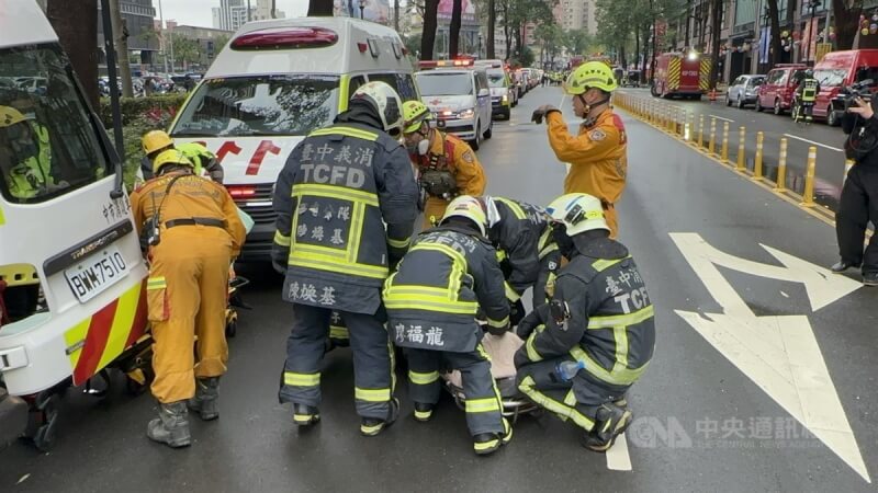 台中新光三越百貨13日發生氣爆事件，消防人員到場搶救，將傷者緊急送醫。中央社記者趙麗妍攝 114年2月13日