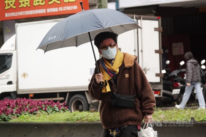 圖為台北市南港區，民眾撐傘外出。（中央社檔案照片）