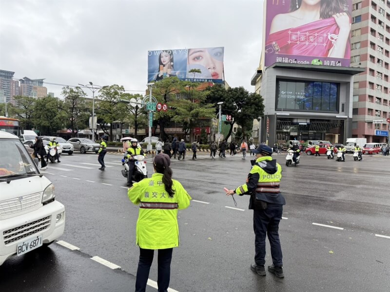 台中新光三越13日上午發生氣爆事件，警方宣布擴大交通管制範圍。（警方提供）中央社記者郝雪卿傳真 114年2月13日