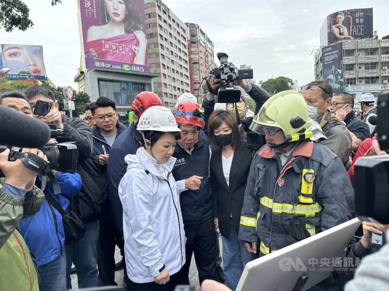 台中市西屯區新光三越台中中港店13日近午發生氣爆事件，造成多人死傷，市長盧秀燕（前中）到場聽取簡報瞭解情況，並指示全力救災。中央社記者趙麗妍攝 114年2月13日