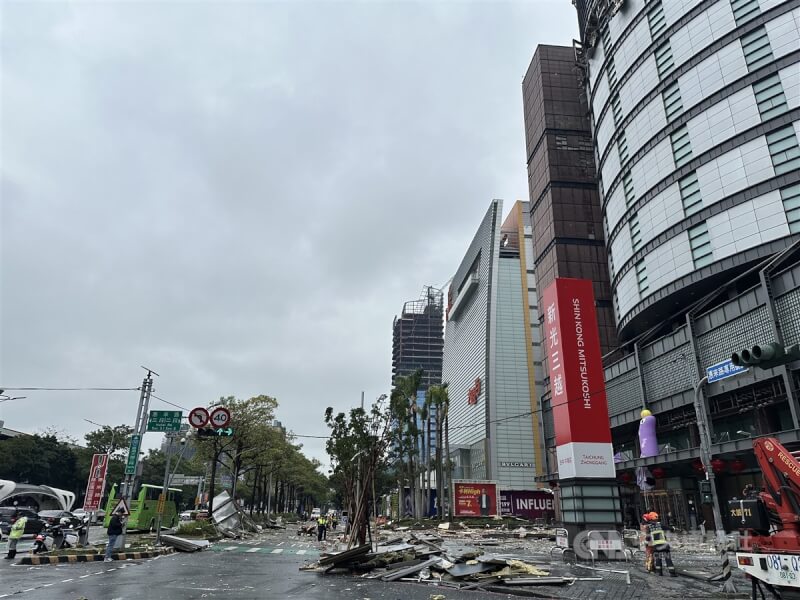 台中市西屯區新光三越台中中港店13日近午發生氣爆，現場滿目瘡痍，碎裂物噴發掉落至下方鄰近馬路。中央社記者趙麗妍攝 114年2月13日