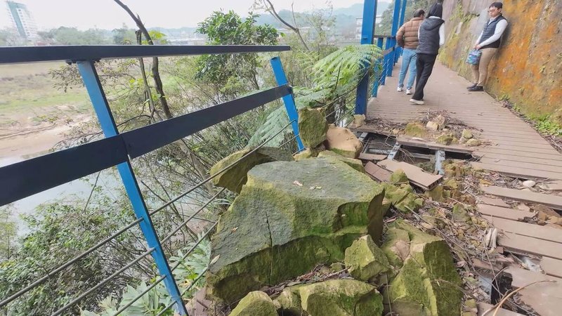 颱風山陀兒113年侵台，使得基隆市六堵險圳步道旁山壁崩塌，落石砸毀部分步道，市府封閉步道仍未修復。市府工務處13日表示，因山壁為私有地，將與地主協調同意後進場改善。（讀者提供）中央社記者王朝鈺傳真  114年2月13日