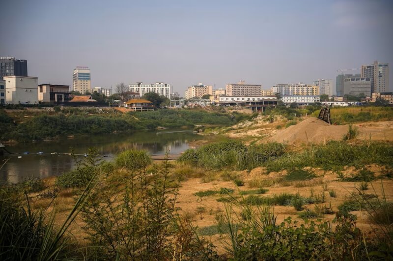 從泰國邊境可見緬甸KK園區（Shwe Kokko）。（路透社）