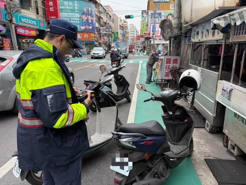 彰化市大埔路劃設標線型人行道，警方14日起針對汽機車占用人行道違規停車執行取締，上午已開出3張罰單。（警方提供）中央社記者鄭維真傳真  114年2月14日