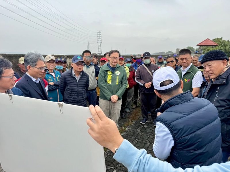 屏東縣多處抽水站設備老舊、海堤及離岸淺堤需強化防洪功能，民進黨立委徐富癸（中）等人14日陸續前往萬丹、佳冬等鄉鎮會勘了解。（徐富癸辦公室提供）中央社記者李卉婷傳真  114年2月14日