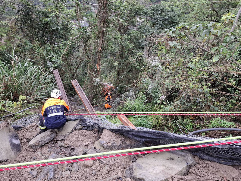 1輛水泥預拌車14日上午行經南投縣仁愛鄉馬赫坡部落產業道路時，不慎墜谷約20公尺，搜救人員獲報到場，克服困難成功垂降接觸受傷駕駛並送醫。（南投縣消防局提供）中央社記者鄭維真傳真  114年2月14日