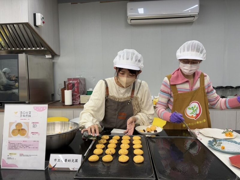 台南市政府教育局14日在東區崇學國小發表「台南市幼兒園餐點建議食譜」，28所參與設計幼兒園所進行現場實作。（台南市政府提供）中央社記者張榮祥台南傳真  114年2月14日