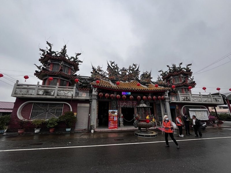 台南市後壁區歷史建築下茄苳旌忠廟，其建築結構因嘉南地區近期多起地震損害加劇，台南市文化局緊急加固，以防護網保護屋頂剪黏及交趾陶作品。（台南市政府提供）中央社記者張榮祥台南傳真 114年2月14日