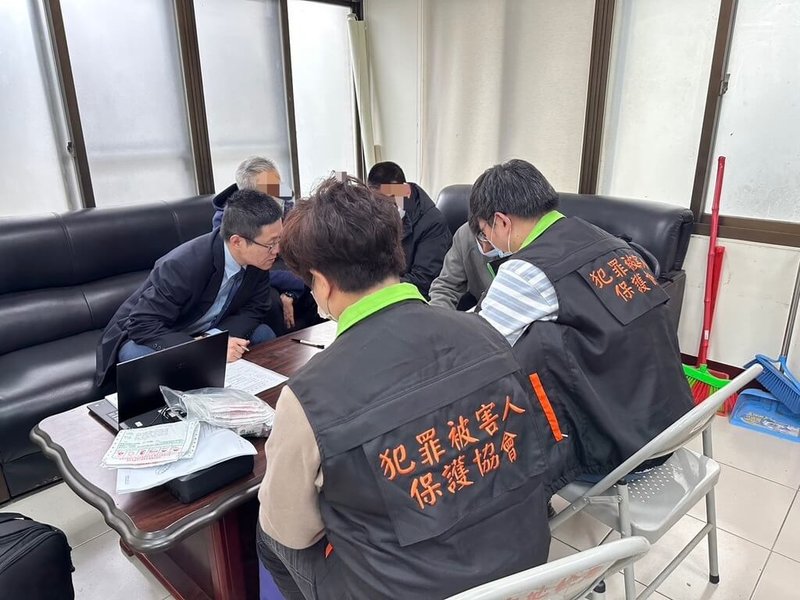 新光三越台中中港店發生氣爆,造成4死多傷慘劇。犯罪被害人保護協會台中分會人員案發後在崇德殯儀館全程陪伴、關懷罹難者家屬。(檢方提供)中央社記者蘇木春傳真 114年2月14日