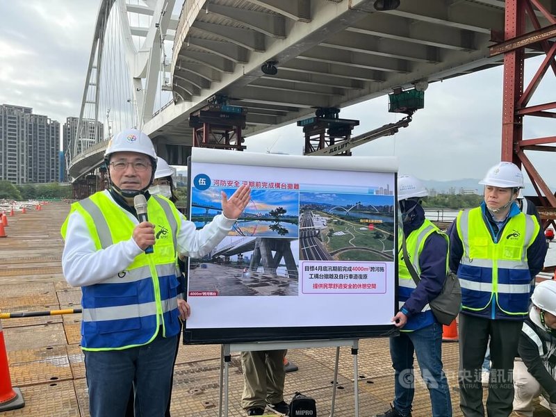 新北市新月橋民國113年因0403大地震受損，市府分階段辦理吊索檢測及修復，新北市長侯友宜（左）14日視察，要求施工團隊在最後工區復原階段務必安全優先。中央社記者趙敏雅攝  114年2月14日