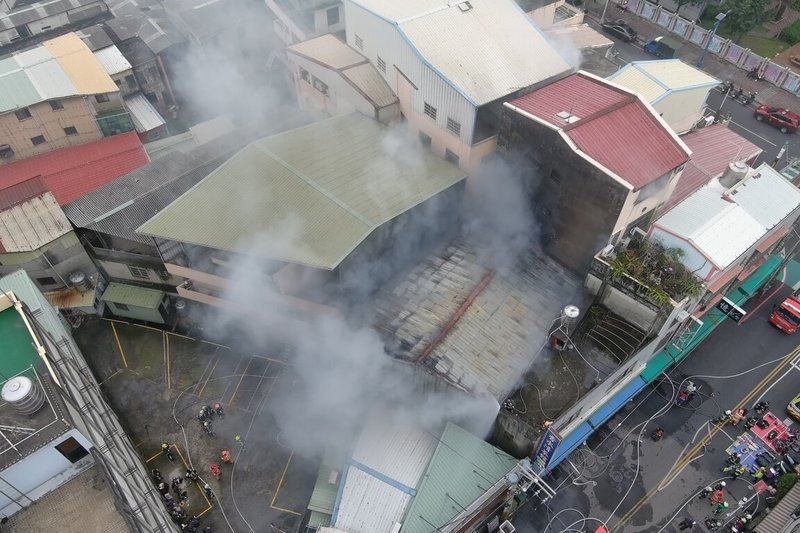 台中市豐原區博愛街民宅14日下午發生火警，消防人員趕抵拉水線灌救，並在1樓發現一名男子，身體碳化明顯死亡。（台中市消防局提供）  中央社記者姜宜菁傳真  114年2月14日