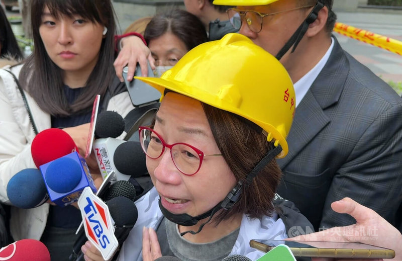 新光三越台中中港店因氣爆無限期停業，營業本部長曹美虹（前）14日接受媒體聯訪，談及事件造成傷亡一度紅了眼眶。中央社記者蕭博陽台中市攝  114年2月14日