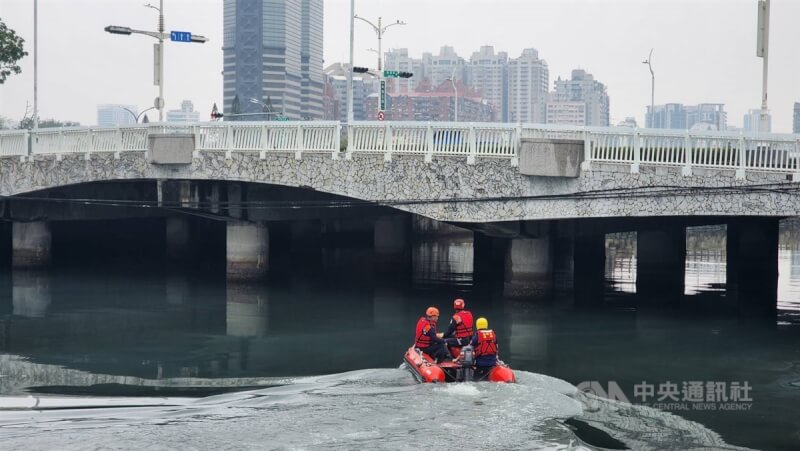 高雄連環殺人分屍案，檢警搜索遺骸邁入第9天，警方14日上午派出橡皮艇，巡查河道涵洞跟岸邊石頭有沒有擱淺的人體組織。中央社記者洪學廣攝 114年2月14日