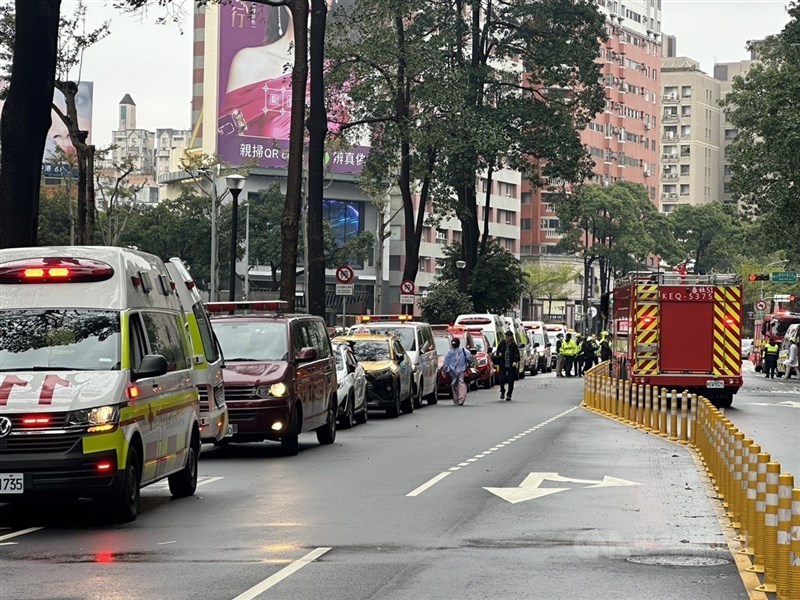 台中新光三越百貨13日近午發生氣爆意外，消防局獲報立即派遣人車前往搶救。（中央社檔案照片）