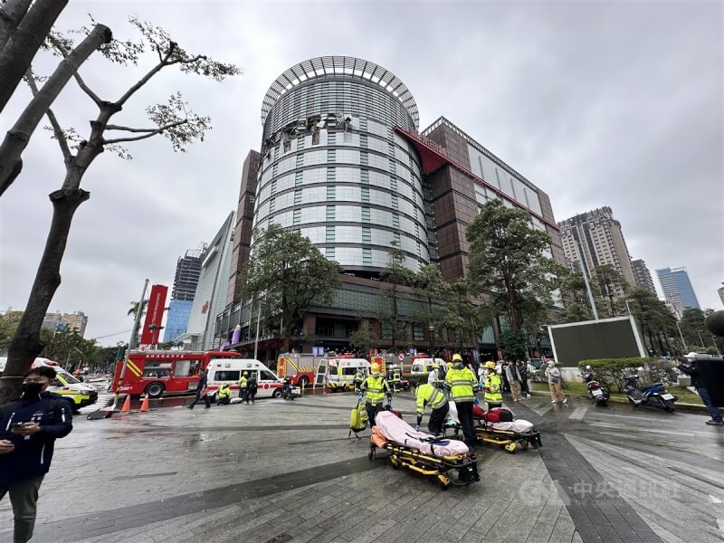 台中市西屯區新光三越台中中港店13日近午發生氣爆事件，消防局到場救援。中央社記者趙麗妍攝 114年2月13日