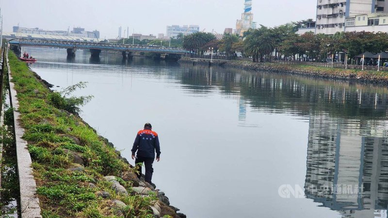 高雄連環殺人分屍案，檢警搜索遺骸邁入第9天，警方14日上午派員到河道，搜尋涵洞與岸邊石頭有沒有擱淺的人體組織。中央社記者洪學廣攝  114年2月14日