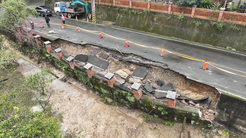 苗栗縣三灣鄉苗19線5公里處，因降雨出現路基崩塌，縣府交通工務處表示，廠商14日前往緊急處理，該路段目前採單線雙向通行，請民眾通行時注意行車安全。（苗栗縣政府提供）中央社記者管瑞平傳真  114年2月14日