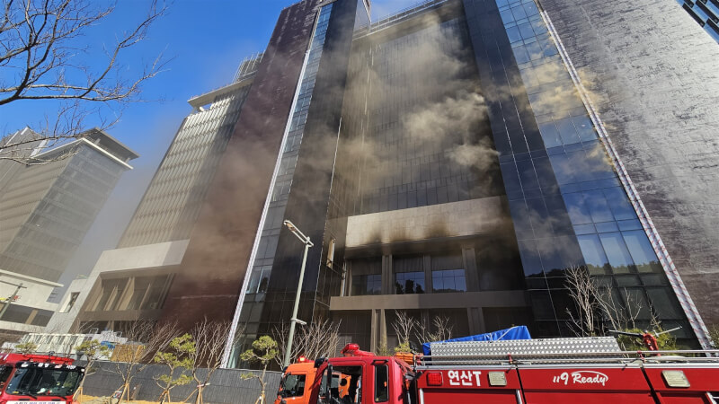 韓國釜山機張郡一處飯店工地14日上午發生火警，現場100多人緊急疏散。（韓聯社）