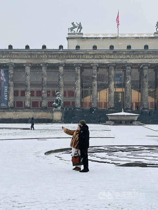 鮮少降雪的柏林在情人節期間變成一片銀白世界，一對情侶在市中心博物館島上的舊國家美術館前自拍。中央社記者林尚縈柏林攝  114年2月14日