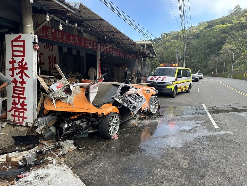 1輛新車價值新台幣千萬元的McLaren麥拉倫跑車15日行經台3線苗栗大湖路段時，不明原因衝撞民宅，車輛嚴重毀損。（苗栗縣警察局大湖分局提供）中央社記者魯鋼駿傳真  114年2月15日