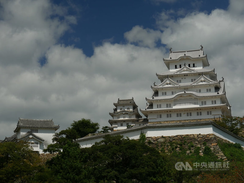 日本獲列入世界遺產的知名觀光景點姬路城入場門票，確定將採市民與非市民有別的「雙重定價」，非姬路市民成人票價預計從2026年3月1日漲至2500日圓（約新台幣515元）。圖為日前所拍攝的姬路城。中央社記者黃名璽攝 114年2月15日