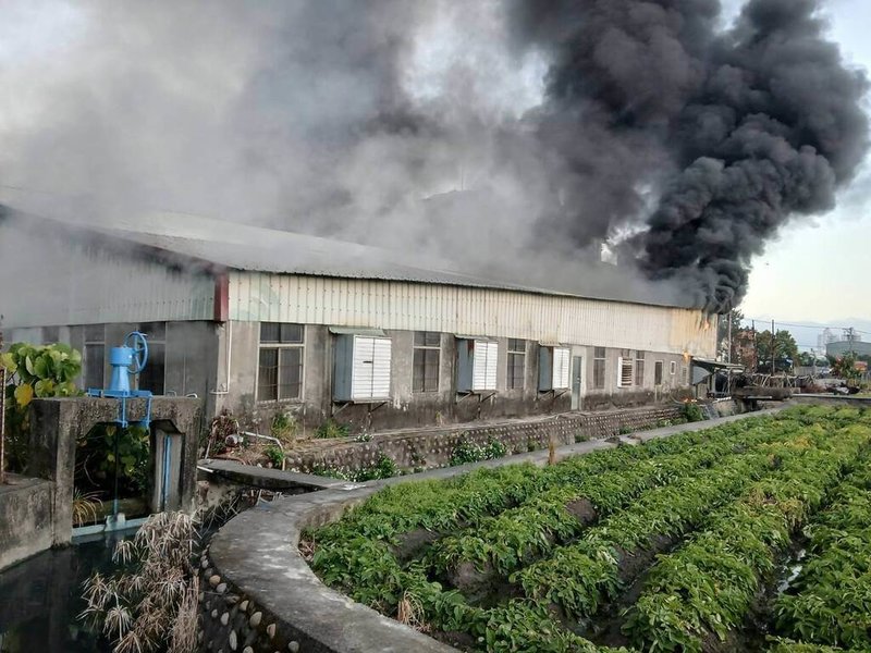 台中市豐原區豐南街一處鐵皮工廠15日清晨發生火警，現場冒出濃濃黑煙，消防局獲報到場搶救，火警原因待警消調查釐清。（台中市消防局提供）中央社記者蘇木春傳真  114年2月15日