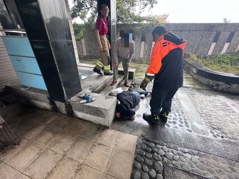 屏東78歲王姓老翁獨居且行動不便，近2天溫度驟降又下雨，老翁不讀不回訊息，老友深怕他有不測而報警；警方到場發現老翁竟倒臥於家門前，立即通報消防、救護單位、鎖匠到場協助，緊急送醫救治。（里港警分局提供）中央社記者李卉婷傳真  114年2月15日