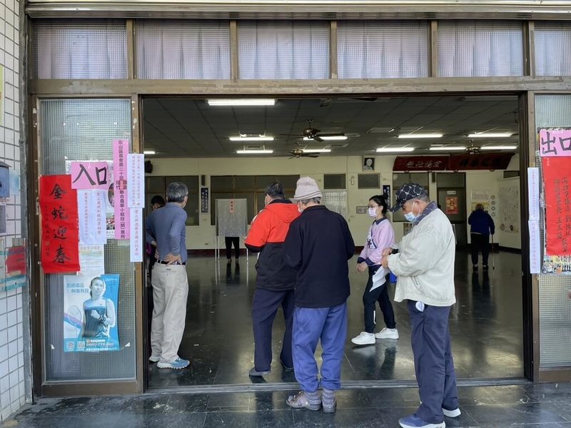 114年高雄市各基層農會農事小組長、副組長及會員代表改選15日投開票，整體作業圓滿落幕，26間基層農會共選出會員代表984人、農事小組長384人。圖為投票情形。（高雄市農業局提供）中央社記者林巧璉傳真  114年2月15日