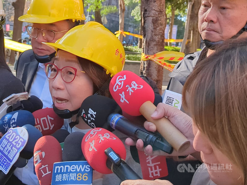 新光三越台中中港店氣爆釀死傷，有網友質疑當時氣爆發生約20分鐘後，百貨公司才通知疏散，甚至先安撫VIP客人。新光三越營業本部長曹美虹（前左）15日受訪時指網友所言並非事實，當時每個人都在進行疏散。中央社記者蘇木春攝  114年2月15日