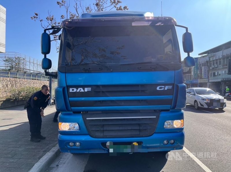 台北市民族東路與松江路口15日發生曳引車（圖）與自行車碰撞事故，造成自行車騎士當場死亡，曳引車駕駛酒測值零，詳細案發原因待釐清。（翻攝畫面）中央社記者劉建邦傳真  114年2月15日